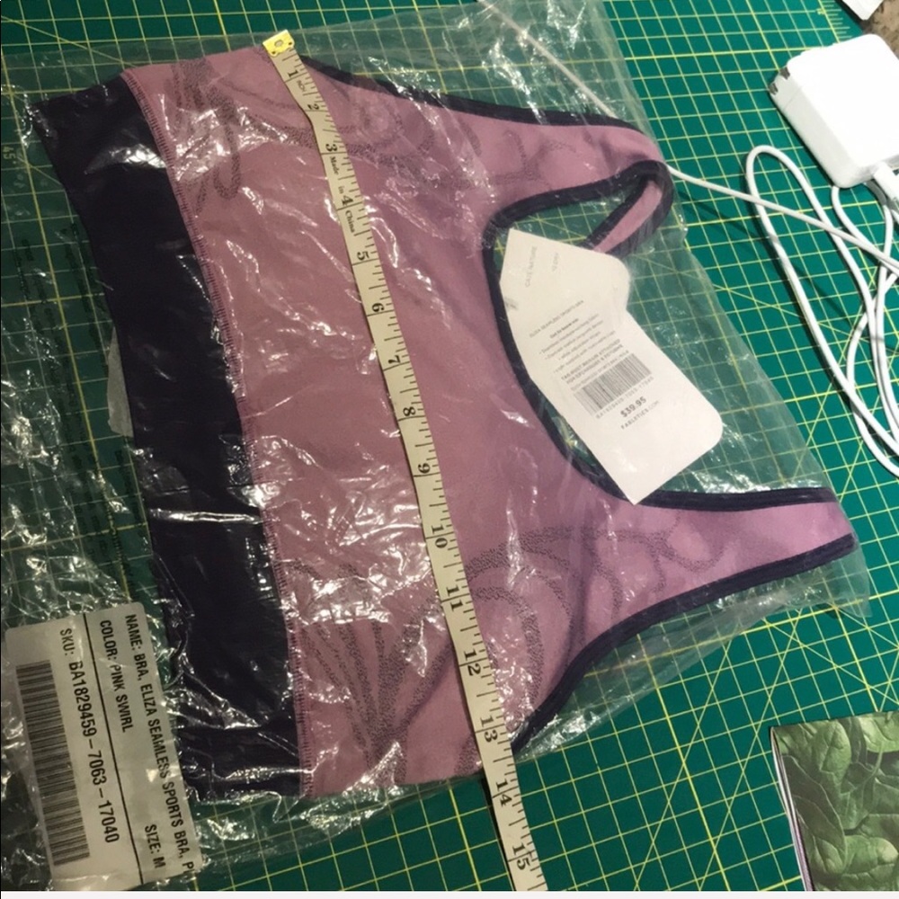 🔹Fabletics Racerback Sports Bra - Picture 3 of 5